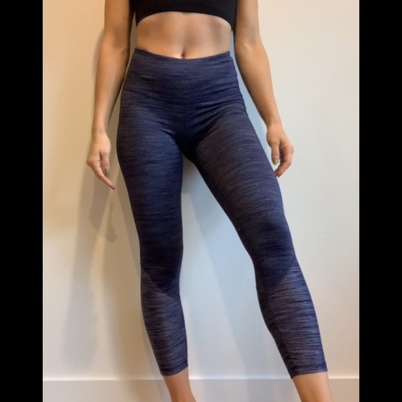 7/8 Old Navy Active Legging with chevron details - Picture 2 of 3